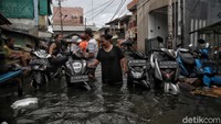 Banjir yang datang sangat cepat itu membuat warga disana kaget.