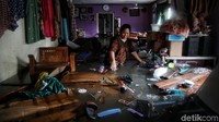 Sejumlah warga beraktivitas di kawasan yang terendam banjir rob di Kampung Japat, Lodan Ancol, Jakarta Utara, Sabtu (4/12/2021). (Pradita Utama/detikcom)