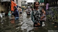 Saat ini di kampung itu membutuhkan bantuan logistik makanan dan perahu karet serta tempat mengungsi.