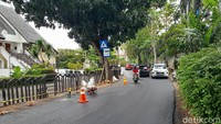 Pelubangan aspal yang melapisi sumur resapan di Jl Lebak Bulus III, Jaksel, 4 Desember 2021. (Marteen Ronaldo Pakpahan/detikcom)