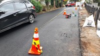 Sabtu (4/12/2021), petugas melakukan pelubangan aspal yang melapisi sumur resapan di Jl Lebak Bulus III, Jaksel, 4 Desember 2021. (Marteen Ronaldo Pakpahan/detikcom)