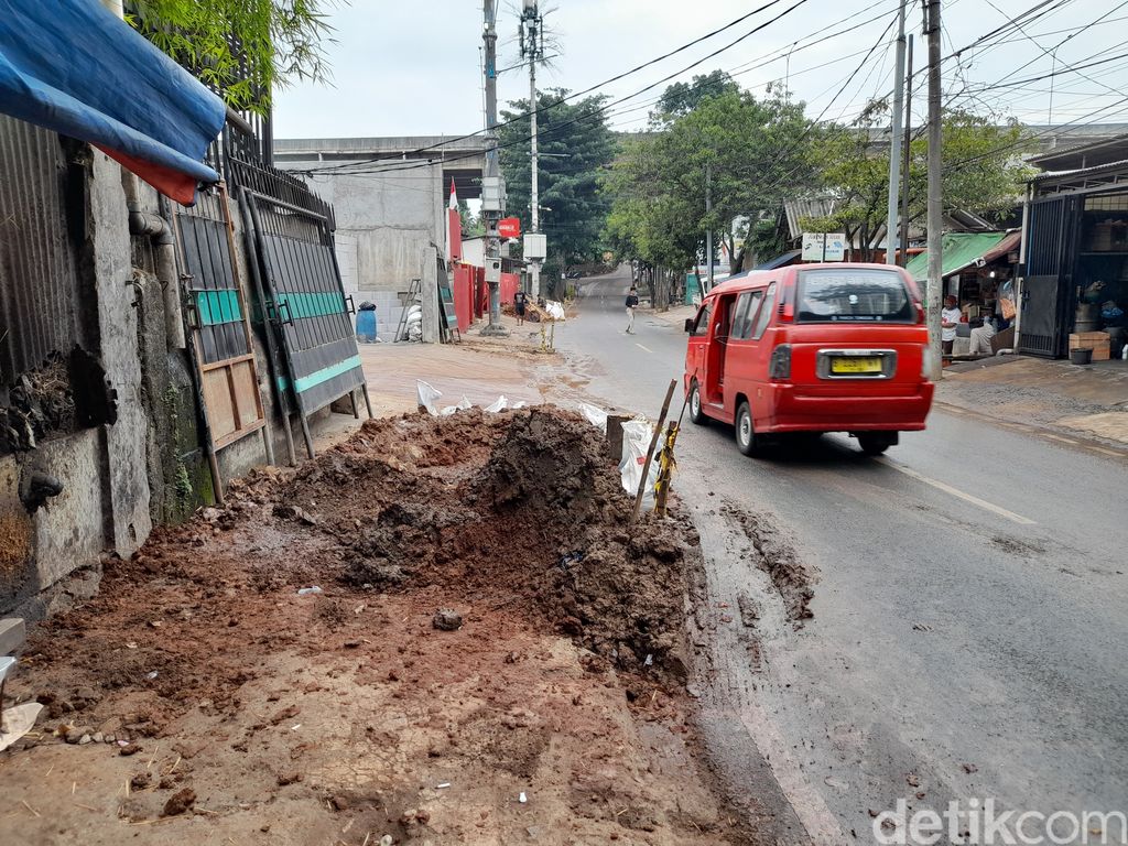 Pembangunan sumur resapan di Jl Agraria, Pondok Labu, Jakarta Selatan, 4 Desember 2021. (Marteen Ronaldo Pakpahan/detikcom)