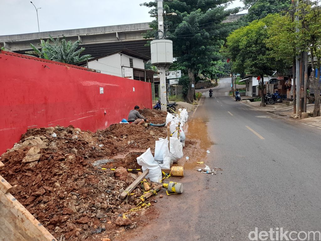 Pembangunan sumur resapan di Jl Agraria, Pondok Labu, Jakarta Selatan, 4 Desember 2021. (Marteen Ronaldo Pakpahan/detikcom)