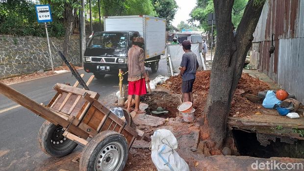 Pembangunan sumur resapan di Jl Agraria, Pondok Labu, Jakarta Selatan, 4 Desember 2021. (Marteen Ronaldo Pakpahan/detikcom)