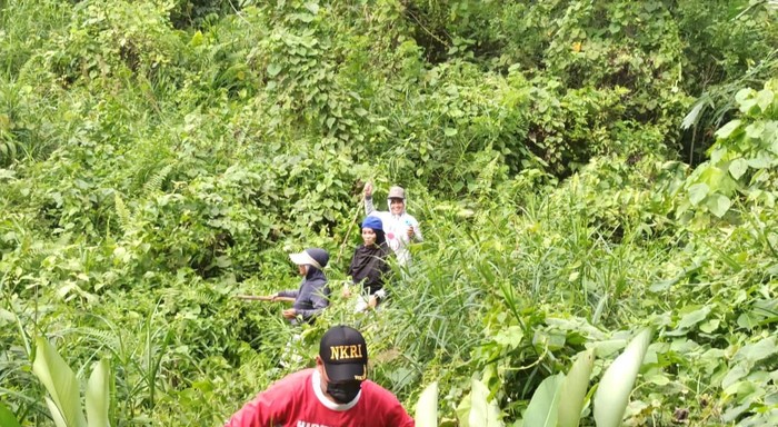 Pencarian yang dilakukan relawan dan warga di gunung Sendawar di lokasi Muhammad Hasbi menghilang Misterius (Istimewa)