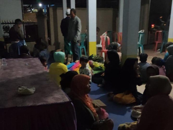 pengungsi semeru di kecamatan pronojiwo lumajang