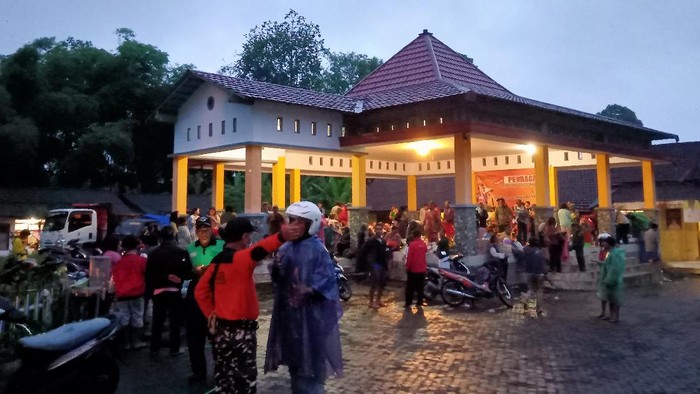 Sejumlah warga mengungsi di balai desa untuk menghindari letusan susulan Gunung Semeru di Sumberwuluh, Lumajang, Jawa Timur, Sabtu (4/12/2021). ANTARA FOTO/Muhammad Sidkin Ali/Radar Semeru/HO/abs/rwa.
