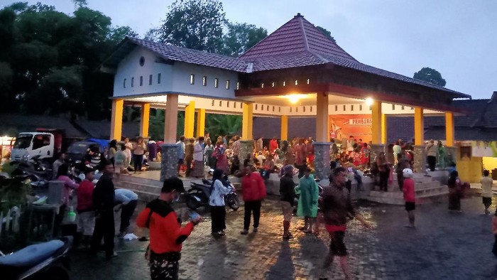 Sejumlah warga mengungsi di balai desa untuk menghindari letusan susulan Gunung Semeru di Sumberwuluh, Lumajang, Jawa Timur, Sabtu (4/12/2021). ANTARA FOTO/Muhammad Sidkin Ali/Radar Semeru/HO/abs/rwa.