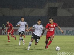 Persija balik mengancam. Osvaldo Haay mendapat kesempatan di menit ke-42, namun tembakannya juga tak mengarah ke gawang Persikabo. Skor 0-0 menutup babak pertama, dengan kedua tim tak menghasilkan shot on goal.  