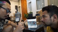 Denny Sumargo terbilang populer di kalangan pecinta ikan cupang. Dia punya konten khusus melelang ikan cupang dari breeder kenamaan Indonesia. Berkat lelangan Denny, harga ikan kualitas terbaik dan uni ksempat meroket hingga puluhan juta rupiah. Sebagian hasil lelang didonasikan untuk korban bencana alam dan panti asuhan. Pria yang akrab disapa Densu ini juga punya koleksi cupang mahal. (Foto: dok. YouTube Rans Entertainment)