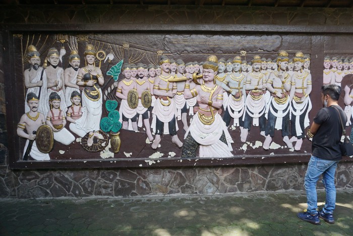 Relief di Pendapa Agung Trowulan yang menceritakan momen Gajah Mada mengikrarkan Sumlah Palapa di hadapan Ratu Tribhuwana Tunggadewi dan para menteri Majapahit tahun 1331 masehi. Saat itu, Gajah Mada baru diangkat menjadi Mahapatih Majapahit