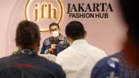 Pengunjung yang memanfaatkan Jakarta Fashion Hub, dapat membantu upaya pemerintah dalam mendorong peningkatan daya saing ekonomi kreatif, menciptakan kolaborasi produk yang siap berkompetisi di pasar nasional dan internasional serta mendukung pemulihan ekonomi Indonesia imbas pandemi Covid-19. 