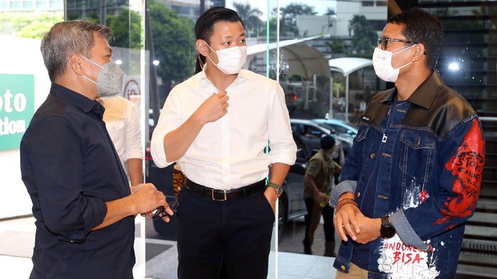 Menteri Pariwisata dan Ekonomi Kreatif Sandiaga Uno meninjau dan meresmikan Jakarta Fashion Hub (JFH) sebuah ruang kolaborasi yang mempertemukan kreativitas dan fesyen.