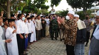 Tantangan santri ke depan yakni harus dapat mengimbangi ilmu agama dan ilmu dunia atau umum. Santri saat ini jauh lebih berat dibanding santri jaman dahulu. Ia harus mempelajari Ilmu Al-Quran dan juga harus pandai dalam Teknologi ditengah gempuran Era Revolusi Industri 4.0 sehingga harus ada keseimbangan dunia dan akhirat.