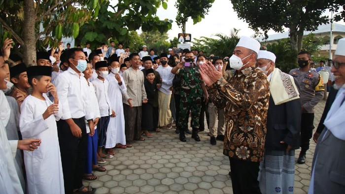 Sambangi Ponpes di Lombok, Menko PMK Disambut Ratusan Santri Menko PMK Muhajir Effendy menyambangi Pondok Pesantren Nurul Hakim di Lombok Barat. Ia pun disambut meriah ratusan santri yang menunggunya.