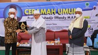 UU pesantren sudah diresmikan dengan demikian semakin baik posisi pesantren tidak tergoyahkan dan turut membangun bangsa melahirkan kader bangsa, kader ummat masa depan bangsa. Pada kesempatan itu, Menko PMK Muhajir Effendy juga menerima cinderamata dari Pengasuh Ponpes Nurul Hakim Tuan Guru Haji Muharrar Mahfudz yang didampingi pengurus TGH Muzakkar idris.