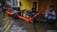 Saat ini Jakarta Utara sedang waspada banjir rob. Karena sedang masuk pasang air laut. 