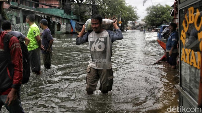 Semangat Para Pencari Nafkah Menerobos Banjir Rob Sejumlah pedagang dan pekerja melintasi kawasan yang terendam air rob di Lodan Ancol, Jakarta Utara, Sabtu (4/12). Pantauan di lapangan terlihat sejumlah pedagang tetap berjualan mencari nafkah.