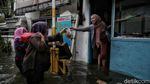 Semangat Para Pencari Nafkah Menerobos Banjir Rob