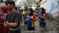 Sejumlah minimarket terpantau tetap buka. 