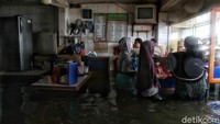 Bahkan banyak warga juga yang tetap membeli makanan di warung tersebut. 