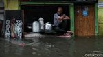 Semangat Para Pencari Nafkah Menerobos Banjir Rob