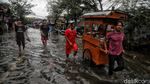 Semangat Para Pencari Nafkah Menerobos Banjir Rob