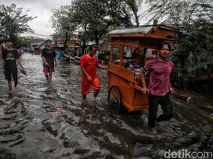 Semangat Para Pencari Nafkah Menerobos Banjir Rob