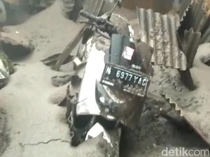 Lima Kecamatan di Malang Diguyur Abu Vulkanik Erupsi Semeru