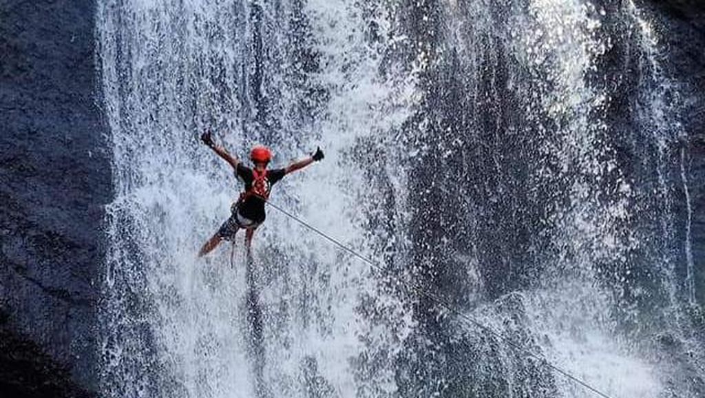Uji Nyali! Jajal Shower Climbing di Curug Leuwi Leutak Pangandaran