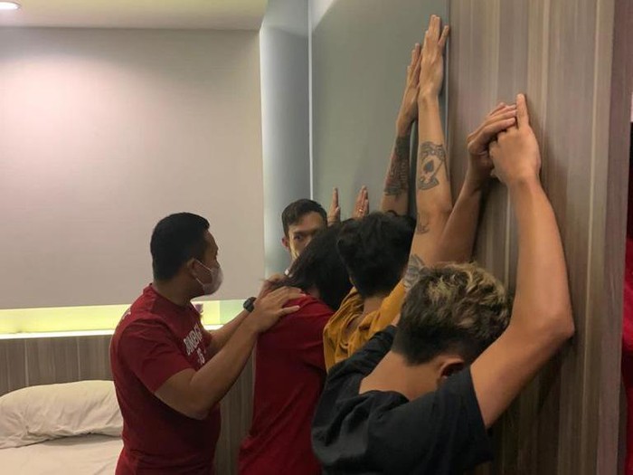 Polda Jabar membongkar sindikat pemalsu kartu prakerja.