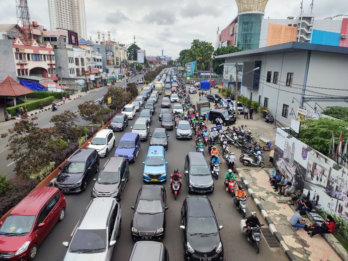 Situasi lalu lintas di Jalan Margonda, Depok, Sabtu (4/12/2021) sore saat pemberlakuan uji coba ganjil genap.