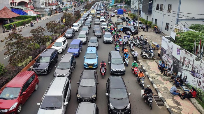 Situasi lalu lintas di Jalan Margonda, Depok, Sabtu (4/12/2021) sore saat pemberlakuan uji coba ganjil genap.