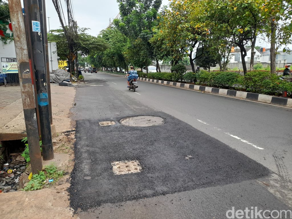 Sumur resapan Jl Karang Tengah, Jakarta Selatan, 4 Desember 2021, diaspal mengitari tutup sumur. (Marteen Ronaldo Pakpahan/detikcom)