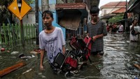 Proses evakuasi itu ditujukan kepada warga lansia.