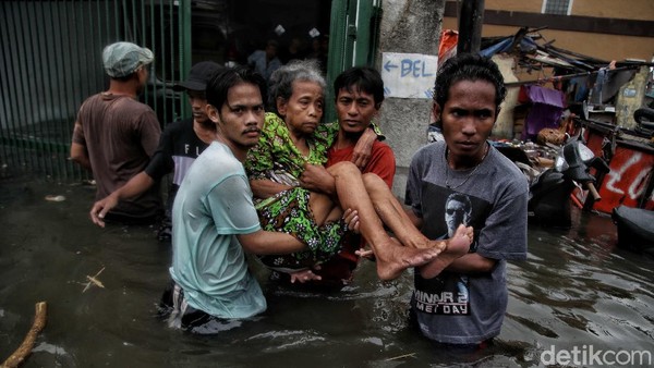 Terjebak Banjir Rob di Jakut, Warga Lansia Dievakuasi