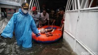 Menurut keterangan warga, nantinya para lansia akan dibawa ke hotel terdekat.