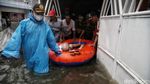 Terjebak Banjir Rob di Jakut, Warga Lansia Dievakuasi