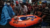 Kendalanya saat ini adalah warga masih membutuhkan perahu karet. Karena masih banyak lansia disana yang membutuhkan evakuasi.