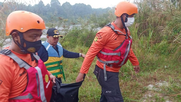 Tim SAR saat mengevakuasi mayat korban (dok. Istimewa)