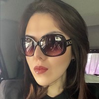 Tidak sedikit netizen menduga kalau politisi muda ini melakukan prosedur kecantikan pada wajahnya. Foto: Instagram/@tinatoon101