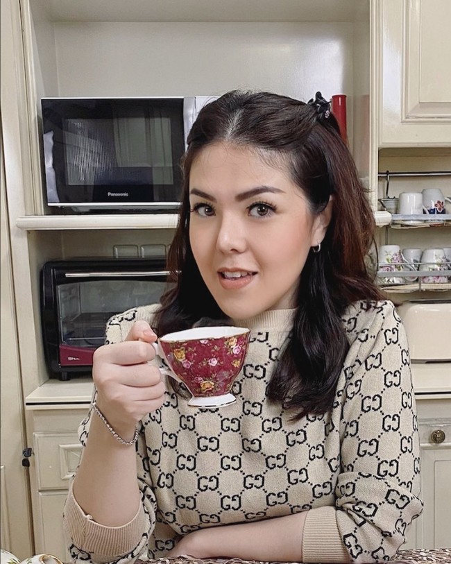 “Jgn oprasi plastik lg ya ,,udh cantik ko,” komentar netizen lagi. Foto: Instagram/@tinatoon101