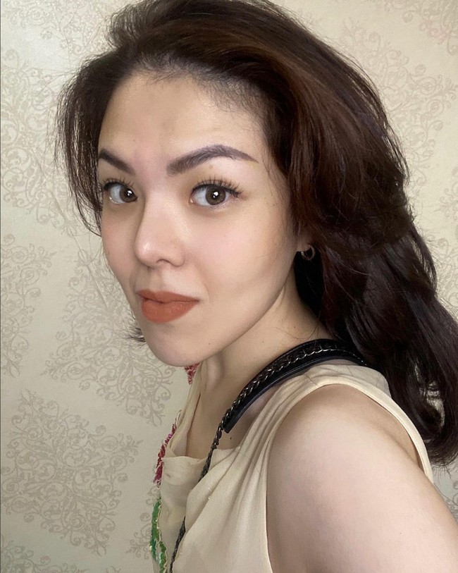 Ada netizen yang memuji penampilan terbarunya, namun tak sedikit pula mengritik wajahnya bahkan menyebutnya aneh. Foto: Instagram/@tinatoon101