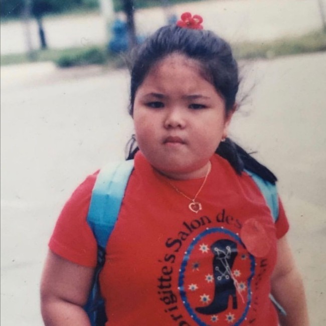 Tina Toon dulu dikenal sebagai penyanyi cilik dengan tubuh berisi dan pipi chubby. Beranjak dewasa, ia menjalani diet hingga tubuh dan wajahnya lebih ramping. Foto: Instagram/@tinatoon101