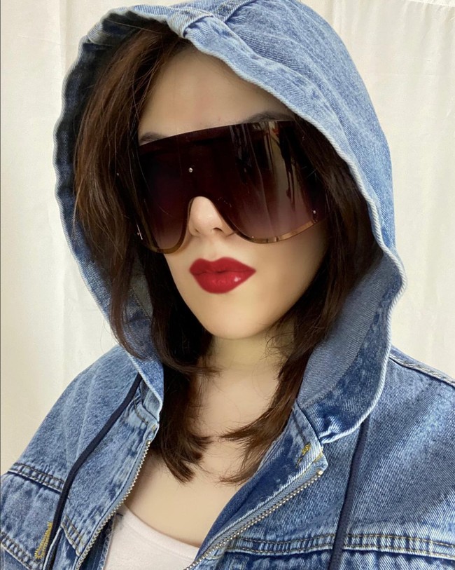 Belakangan artis yang kini duduk di kursi DPR ini tampil dengan wajah berbeda. Pipinya jadi semakin tirus dibandingkan beberapa bulan sebelumnya. Foto: Instagram/@tinatoon101