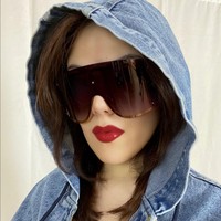 Belakangan artis yang kini duduk di kursi DPR ini tampil dengan wajah berbeda. Pipinya jadi semakin tirus dibandingkan beberapa bulan sebelumnya. Foto: Instagram/@tinatoon101