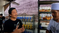 Vokalis band ska Tipe-X terdampak COVID-19 sehingga sepi manggung. Tresno menghabiskan waktunya di rumah untuk mengulik, mengoleksi, dan merawat ikan cupang. Tresno berternak cupang dengan pemeliharaan di media ember besar dan akuarium. Rooftop rumahnya jadi tempat budidaya cupang Tresno. (Foto: dok. YouTube Deeway Gembel)
