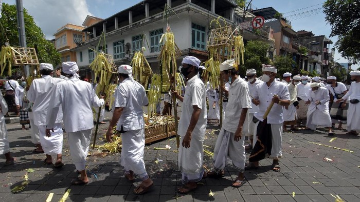 UPACARA NANGLUK MERANA DI KOTA DENPASAR Umat Hindu melaksanakan persembahyangan dalam upacara nangluk merana di kawasan heritage Kota Denpasar, Bali, Sabtu (4/12/2021). Upacara yang digelar di perempatan jalan raya tersebut diselenggarakan secara sederhana untuk memohon kepada Tuhan supaya semua umat manusia diberikan keselamatan, kesehatan dan pandemi COVID-19 cepat berakhir. ANTARA FOTO/Nyoman Hendra Wibowo/aww.