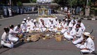 Upacara Nangkluk Merana dilakukan untuk memohon kepada Tuhan supaya semua umat manusia diberikan keselamatan, kesehatan dan pandemi COVID-19 cepat berakhir. 