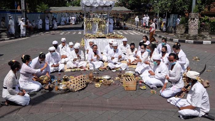 Umat Hindu melaksanakan persembahyangan dalam upacara nangluk merana di kawasan heritage Kota Denpasar, Bali, Sabtu (4/12/2021). Upacara yang digelar di perempatan jalan raya tersebut diselenggarakan secara sederhana untuk memohon kepada Tuhan supaya semua umat manusia diberikan keselamatan, kesehatan dan pandemi COVID-19 cepat berakhir. ANTARA FOTO/Nyoman Hendra Wibowo/aww.